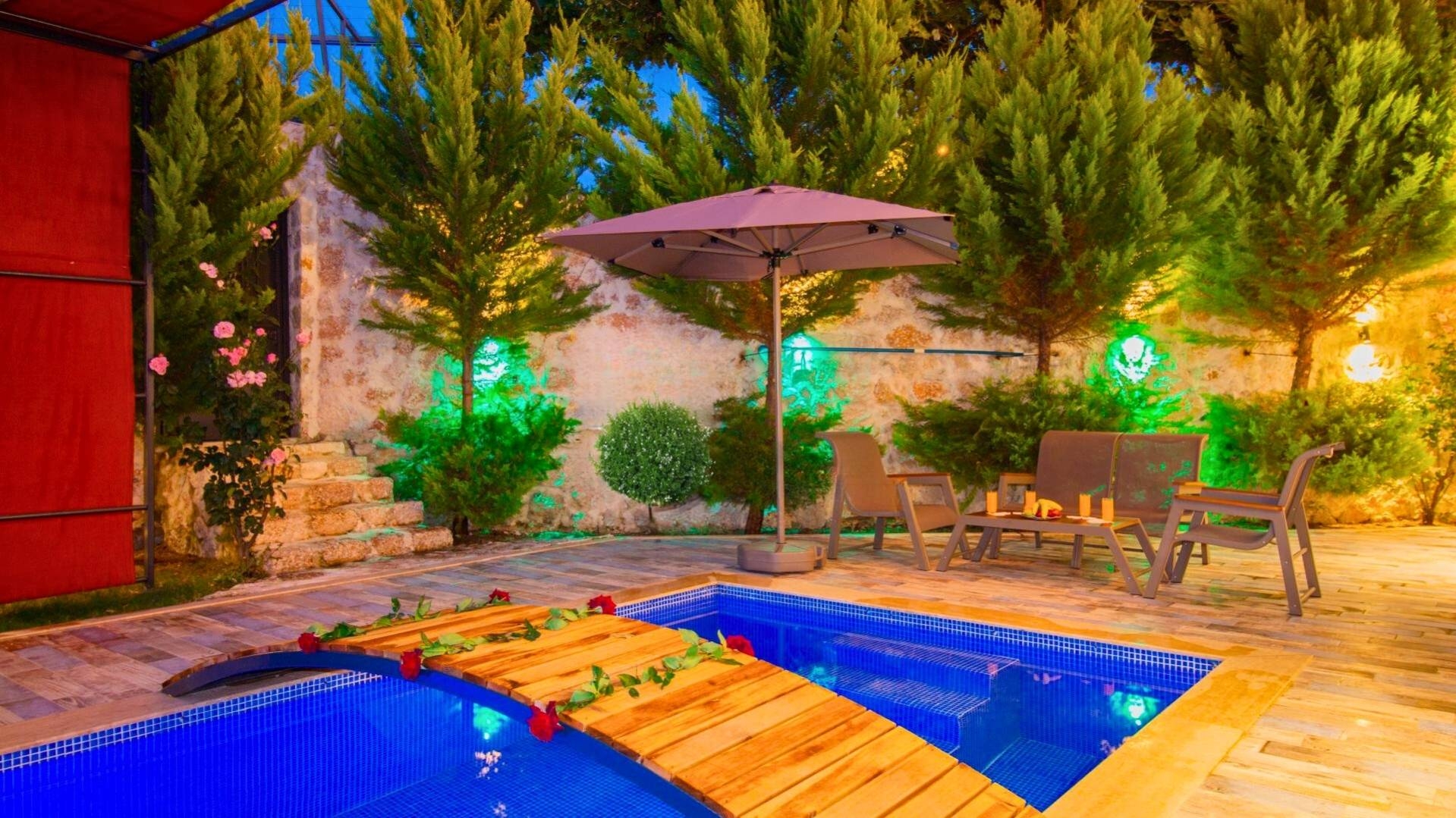 Kaş Sarıbelen'de Sakin Konumda, Isıtmalı Havuzlu, Balayı Villası