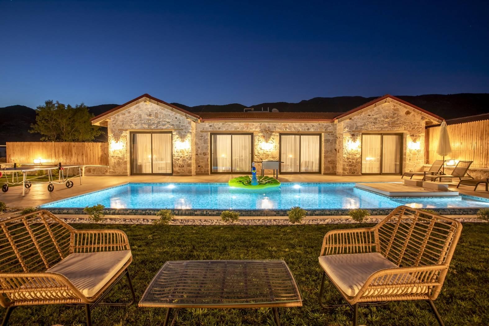Kaş Sarıbelen'de Otantik Tasarımlı, Özel Havuzlu, Olanaklı Villa-42079