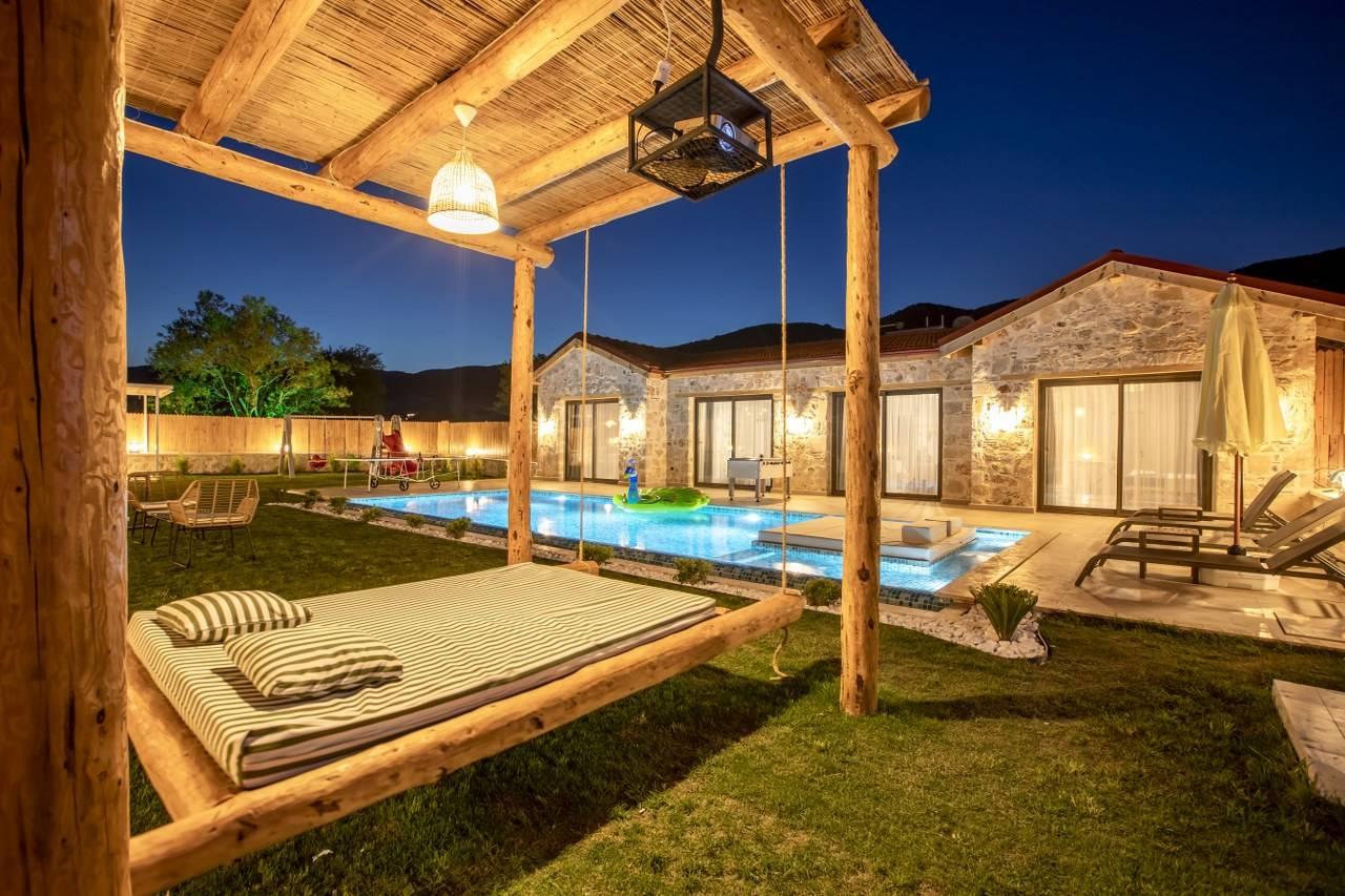 Kaş Sarıbelen'de Otantik Tasarımlı, Özel Havuzlu, Olanaklı Villa-42079
