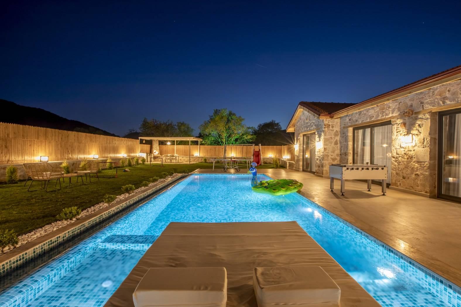 Kaş Sarıbelen'de Otantik Tasarımlı, Özel Havuzlu, Olanaklı Villa-42079