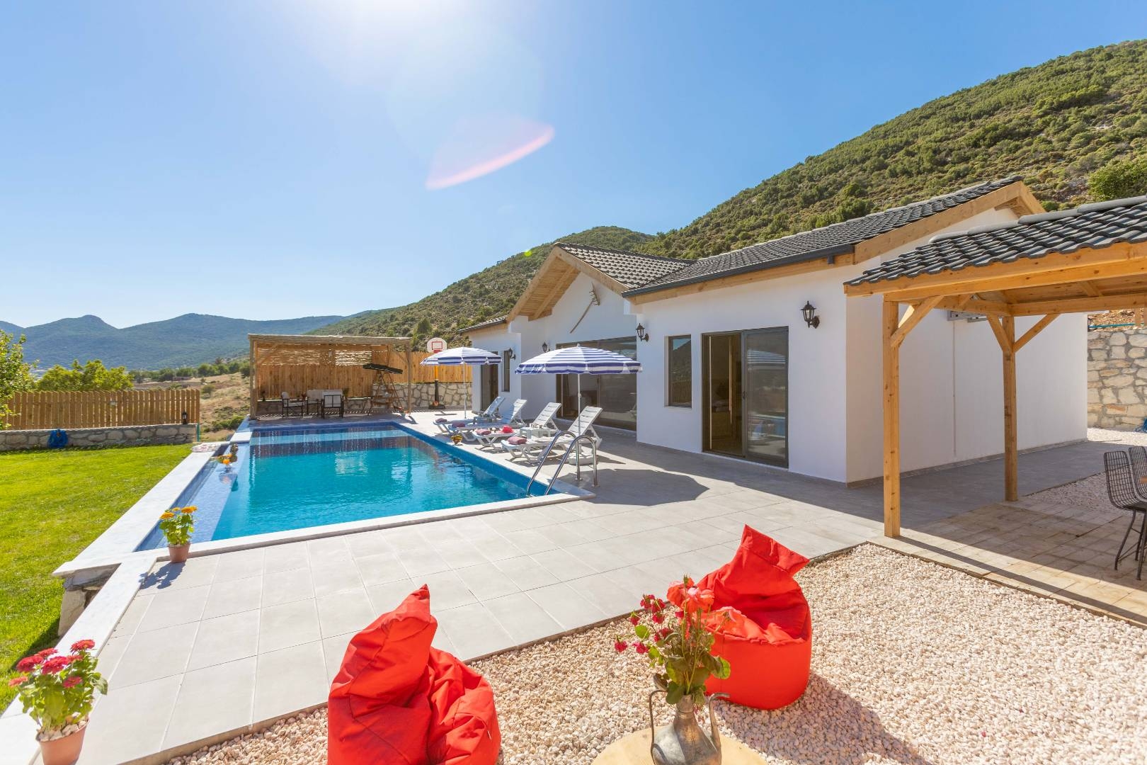 Kaş Sarıbelen'de Merkezi Konumda, Özel Havuzlu, Jakuzili Villa