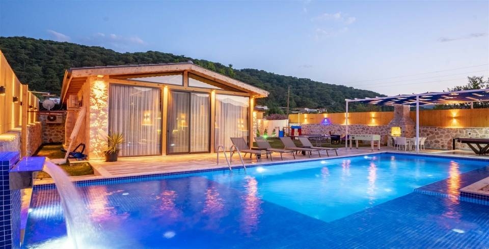 Kaş Sarıbelen'de Sakin Konumda, 5 Kişilik Özel Havuzlu Villa