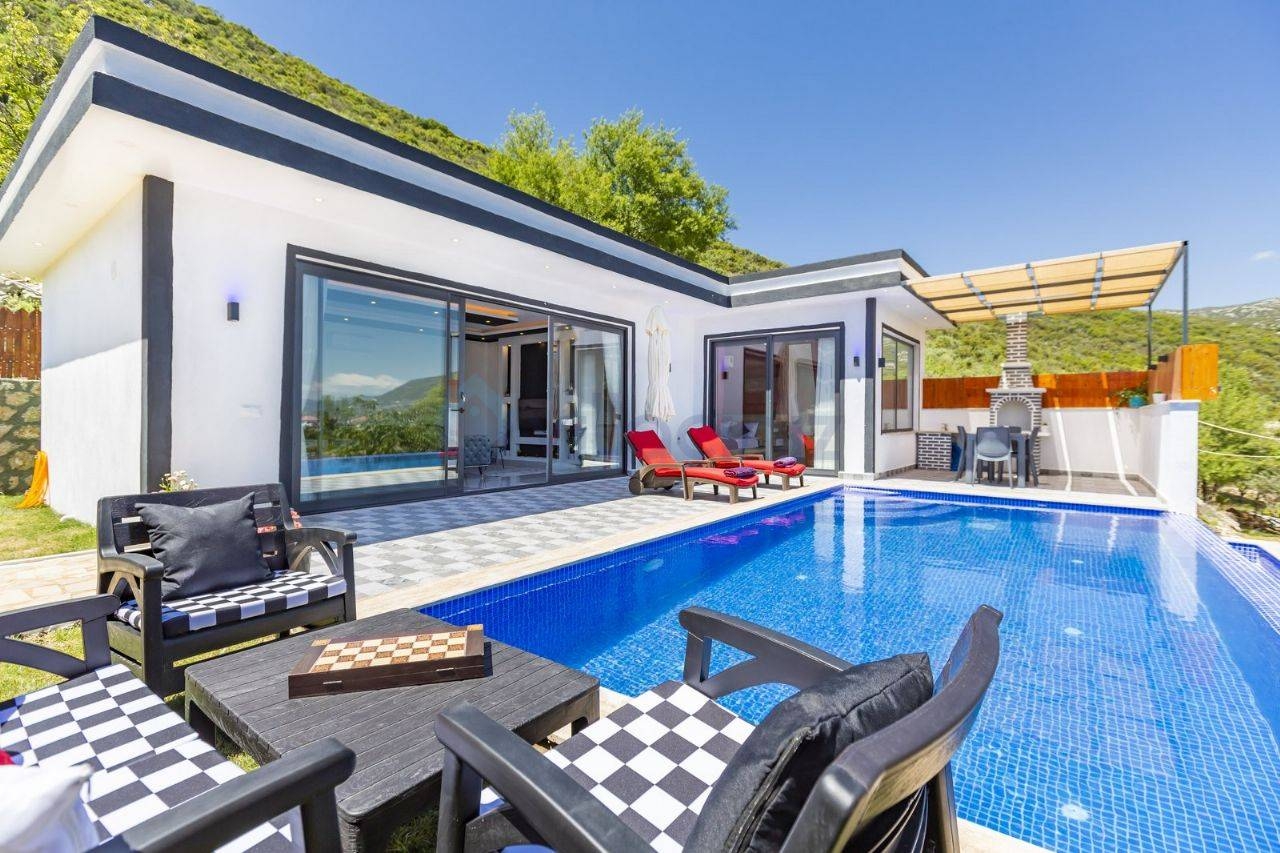 Kaş Sarıbelen'de Sakin Konumda, Özel Havuzlu, Balayı Villası