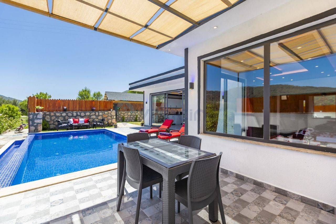 Kaş Sarıbelen'de Sakin Konumda, Özel Havuzlu, Balayı Villası