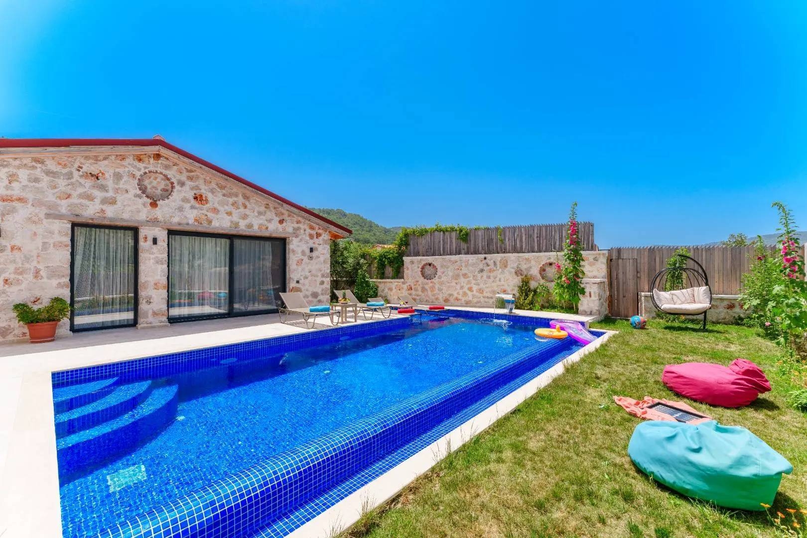 Kaş Sarıbelen'de Sakin Konumda, Özel Havuzlu, Çocuk Oyun Alanlı Villa