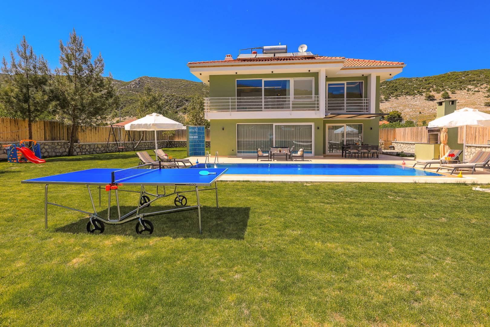 Kaş Sarıbelen’de Çocuklar İçin Oyun Alanlı, Özel Havuzlu, Şık Villa-42000