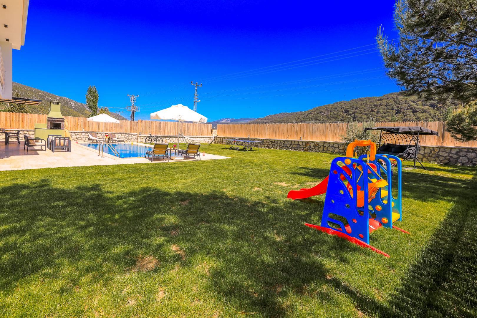 Kaş Sarıbelen’de Çocuklar İçin Oyun Alanlı, Özel Havuzlu, Şık Villa-42000