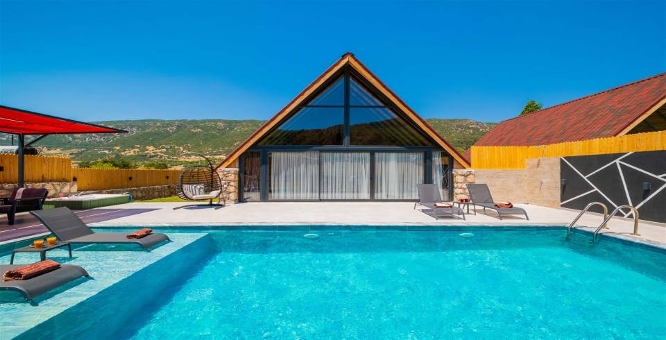 Kaş Sarıbelen'de Sakin Konumda, Özel Havuzlu, Modern Bungalov