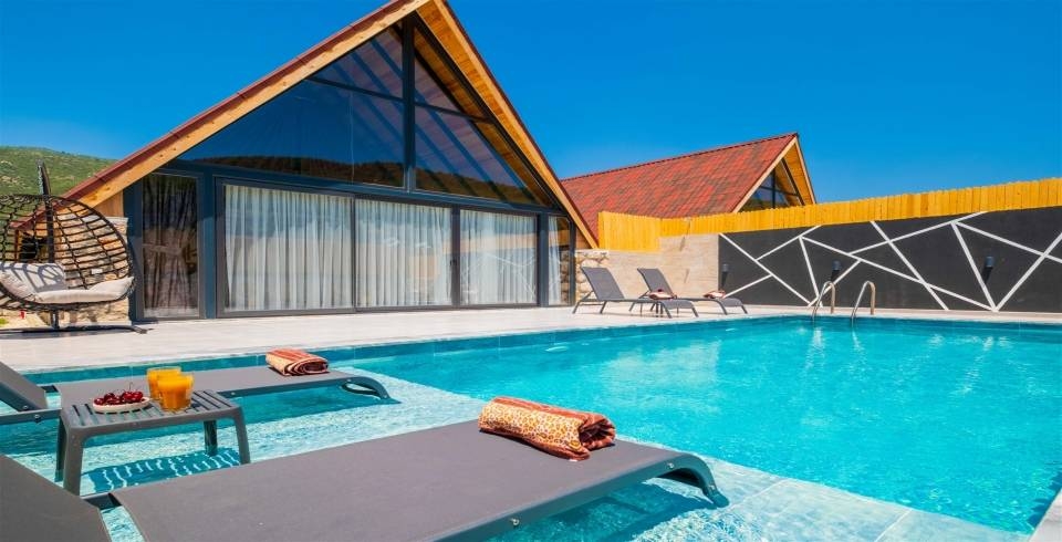 Kaş Sarıbelen'de Sakin Konumda, Özel Havuzlu, Modern Bungalov