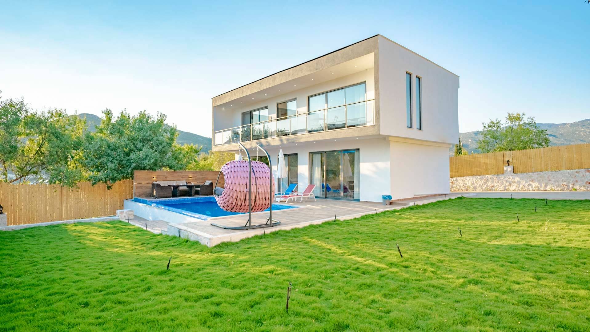 Kaş Sarıbelen'de Yemyeşil Bahçe İçerisinde, Özel Havuzlu, 2+1 Villa
