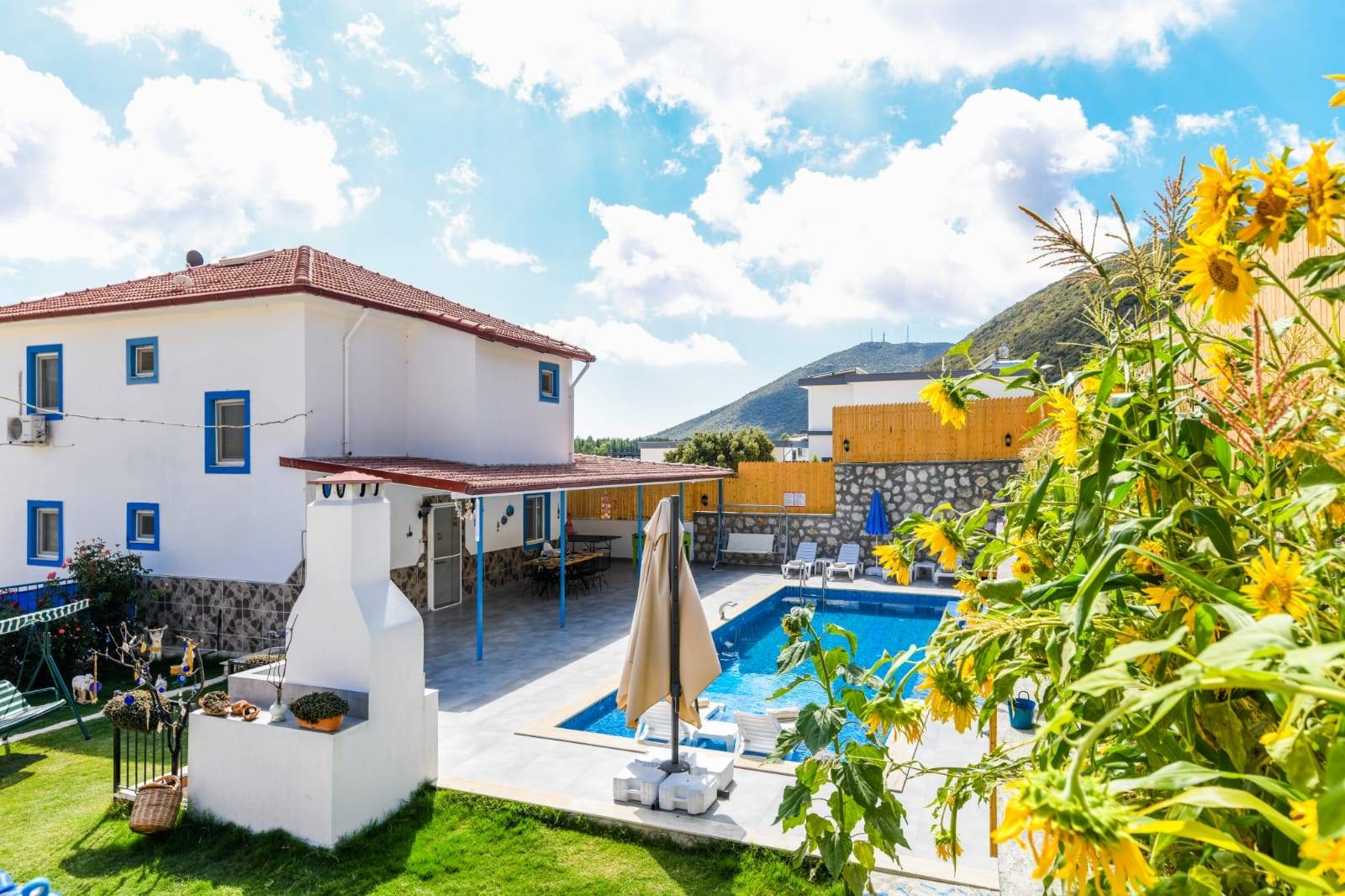 Kaş Sarıbelen'de Yemyeşil Bahçeli, Özel Havuzlu, Langırtlı, Şık Villa