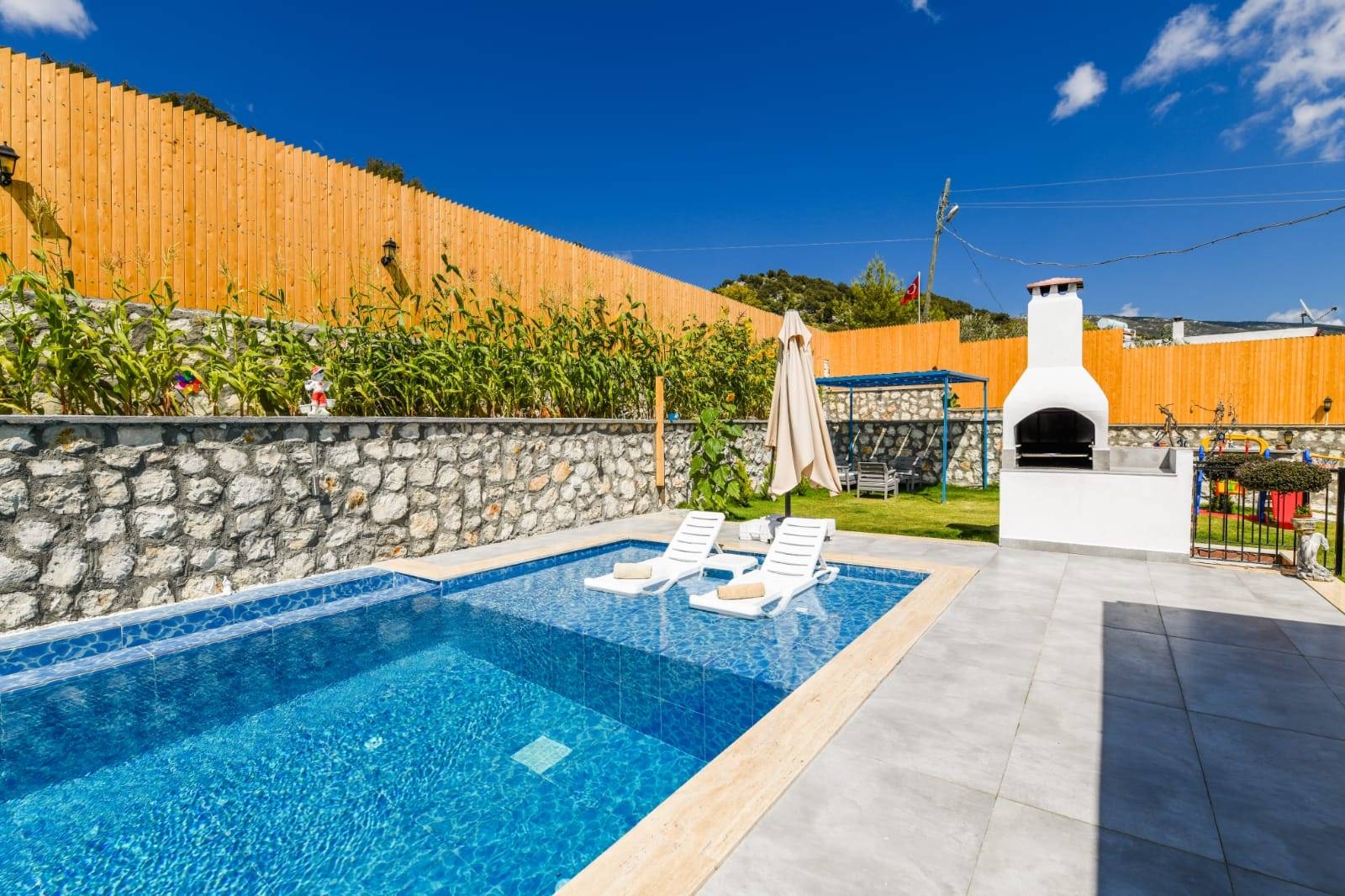 Kaş Sarıbelen'de Yemyeşil Bahçeli, Özel Havuzlu, Langırtlı, Şık Villa