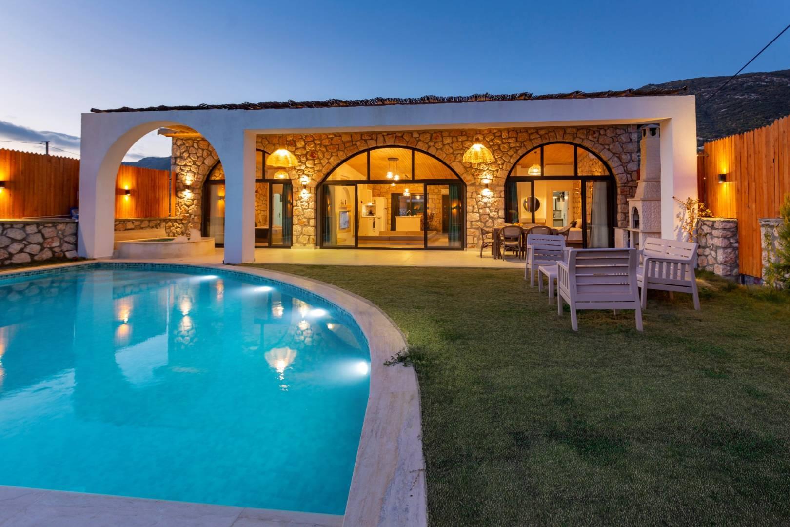 Kaş Sarıbelen'de Yemyeşil Bahçeli, Özel Havuzlu, Şık Villa -43516