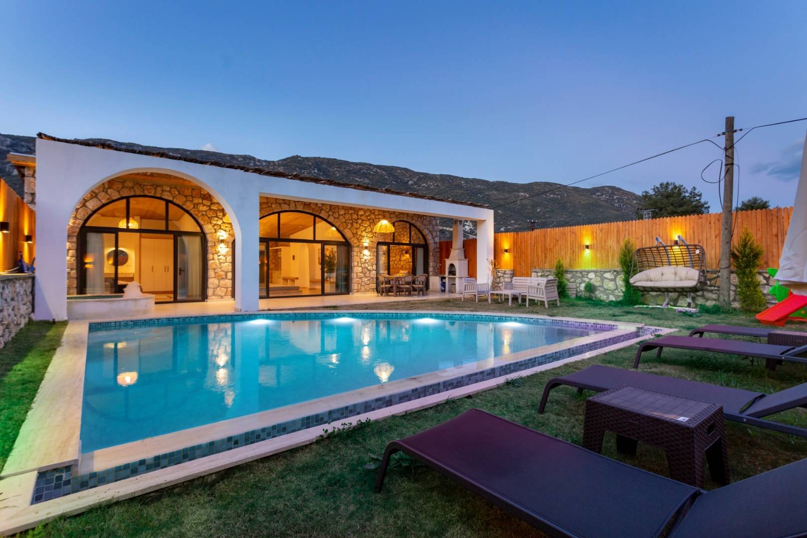 Kaş Sarıbelen'de Yemyeşil Bahçeli, Özel Havuzlu, Şık Villa