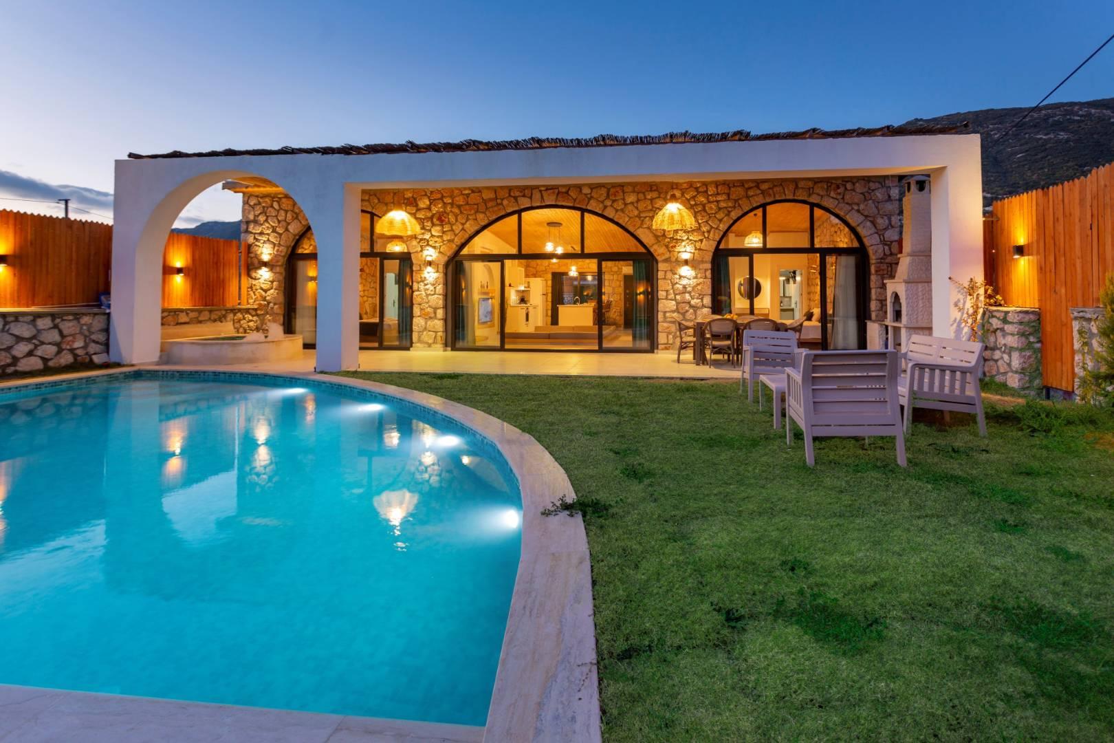 Kaş Sarıbelen'de Yemyeşil Bahçeli, Özel Havuzlu, Şık Villa -43516