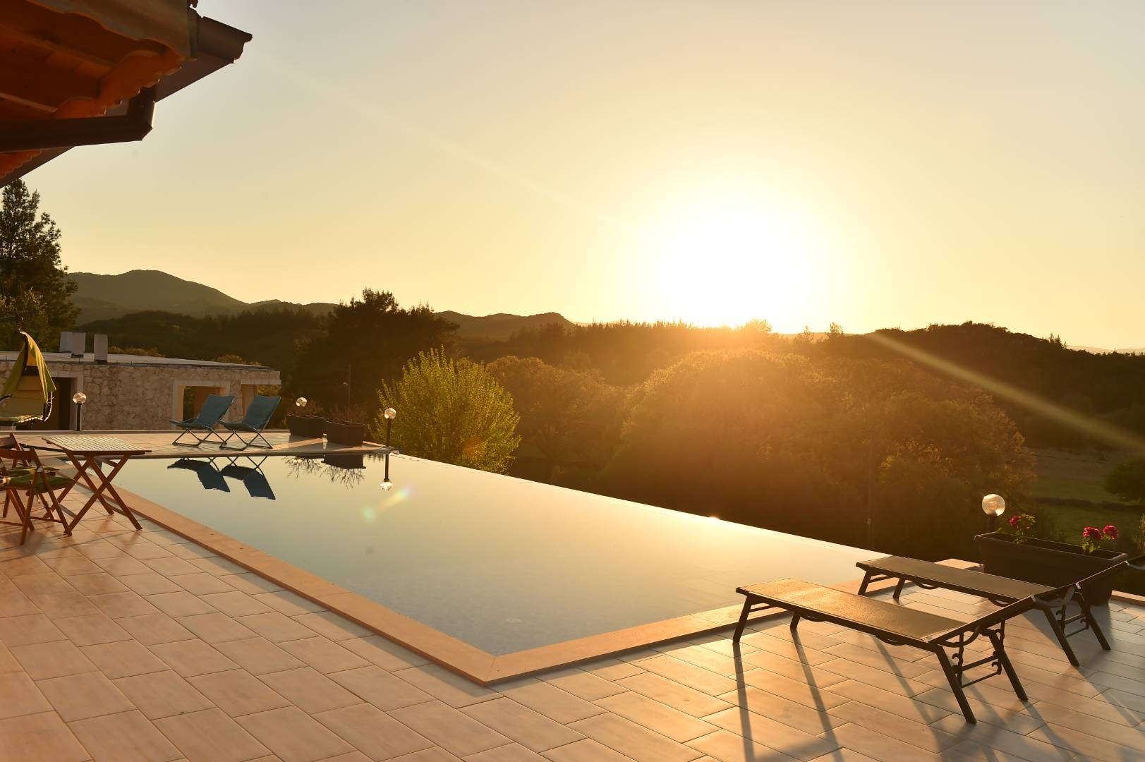 Kaş Sarılar'da Sakin Konumda, Özel Sonsuzluk Havuzlu, Şık Taş Ev