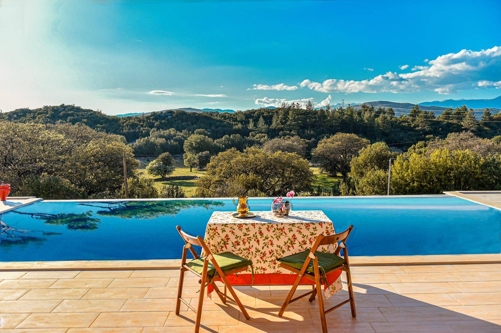 Kaş Sarılar'da Sakin Konumda, Özel Sonsuzluk Havuzlu, Şık Taş Ev