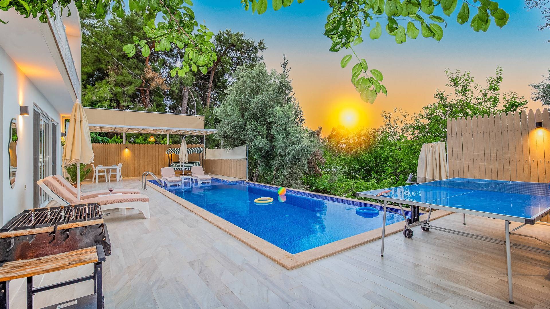 Kaş Üzümlü'de Çekirdek Ailelere Uygun, Özel Havuzlu, Jakuzili Villa