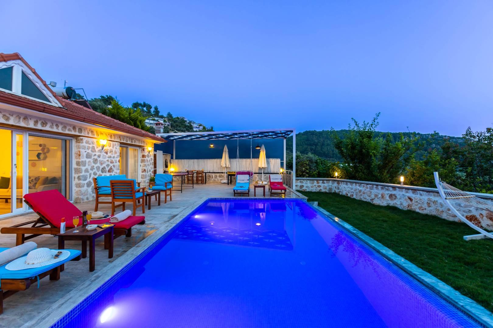 Kaş Üzümlü'de Gözlerden Uzak Konumda, Özel Havuzlu, Nezih Taş Ev-35772