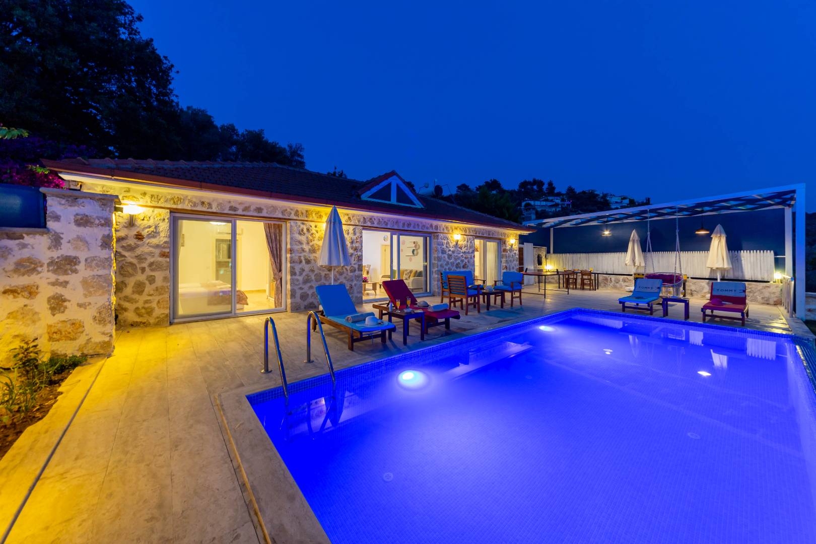 Kaş Üzümlü'de Gözlerden Uzak Konumda, Özel Havuzlu, Nezih Taş Ev