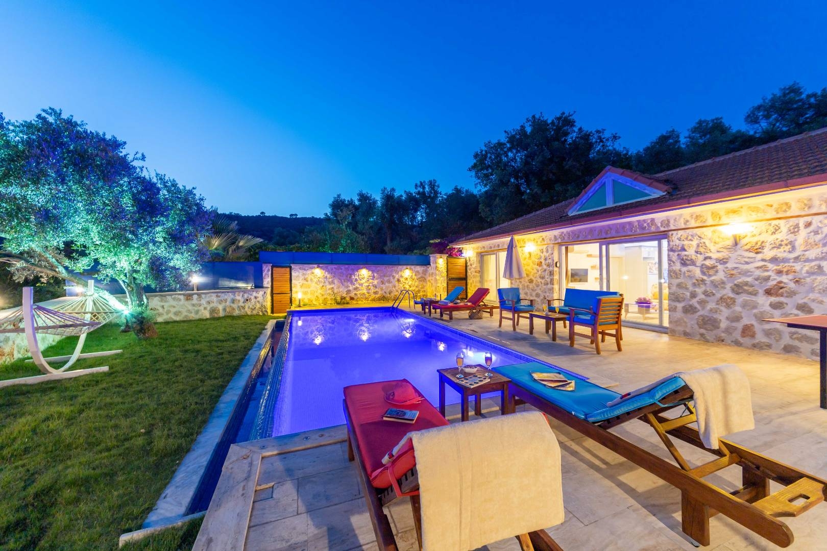 Kaş Üzümlü'de Gözlerden Uzak Konumda, Özel Havuzlu, Nezih Taş Ev