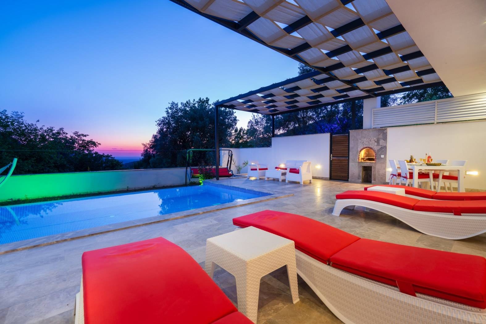 Kaş Üzümlü'de Çekirdek Ailelere Uygun, Kapalı Havuzlu, Ferah Villası