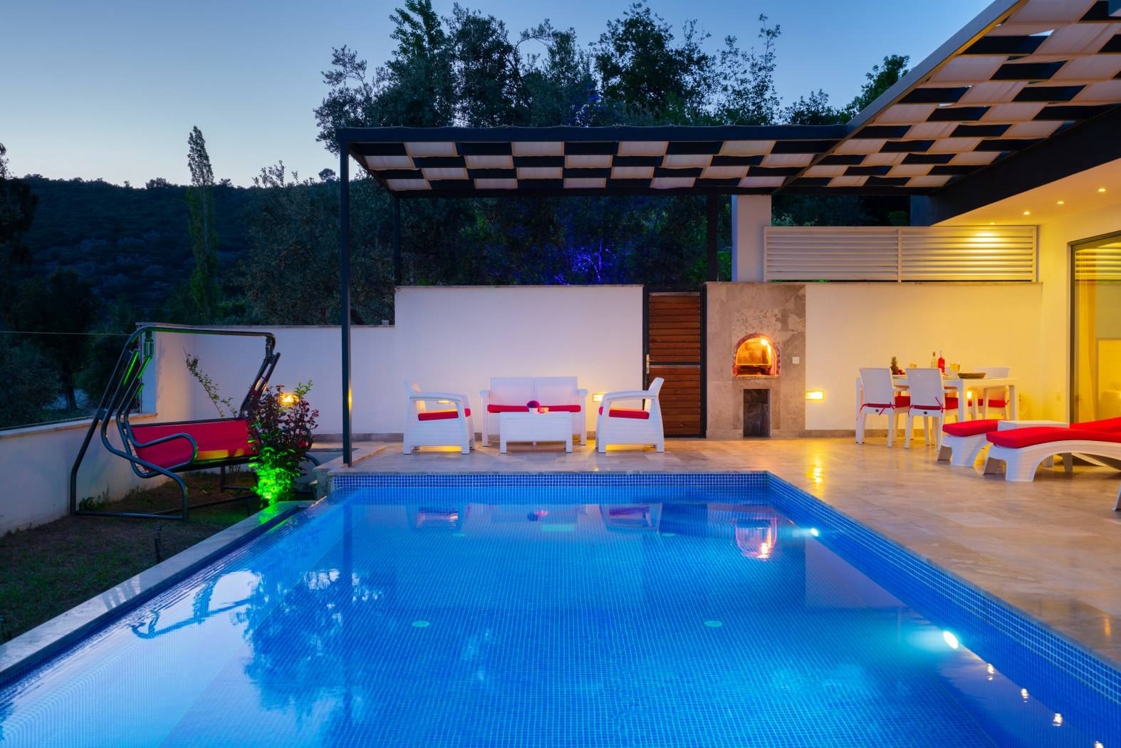 Kaş Üzümlü'de Çekirdek Ailelere Uygun, Kapalı Havuzlu, Ferah Villası