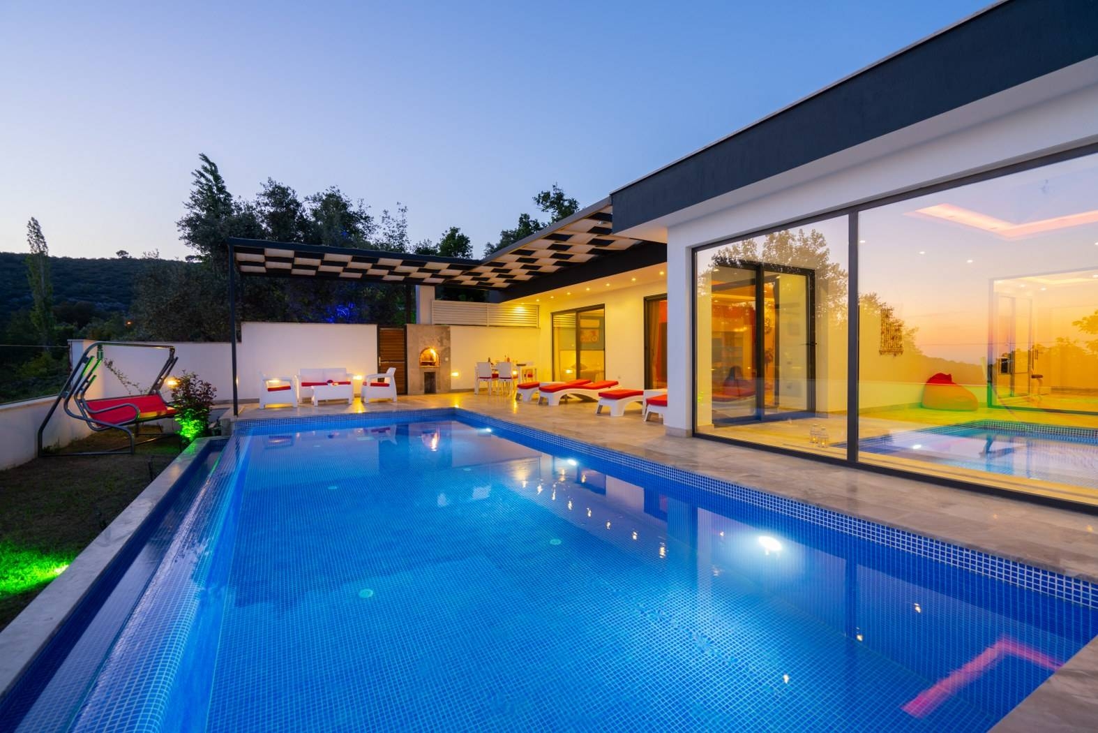 Kaş Üzümlü'de Çekirdek Ailelere Uygun, Kapalı Havuzlu, Ferah Villası