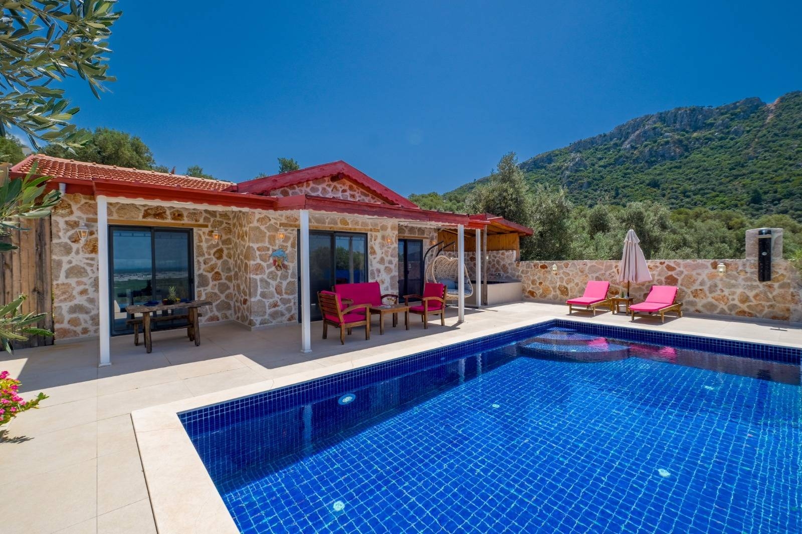 Kaş Üzümlü'de Balayı Çiftlerine Uygun, Özel Havuzlu, Romantik Villa