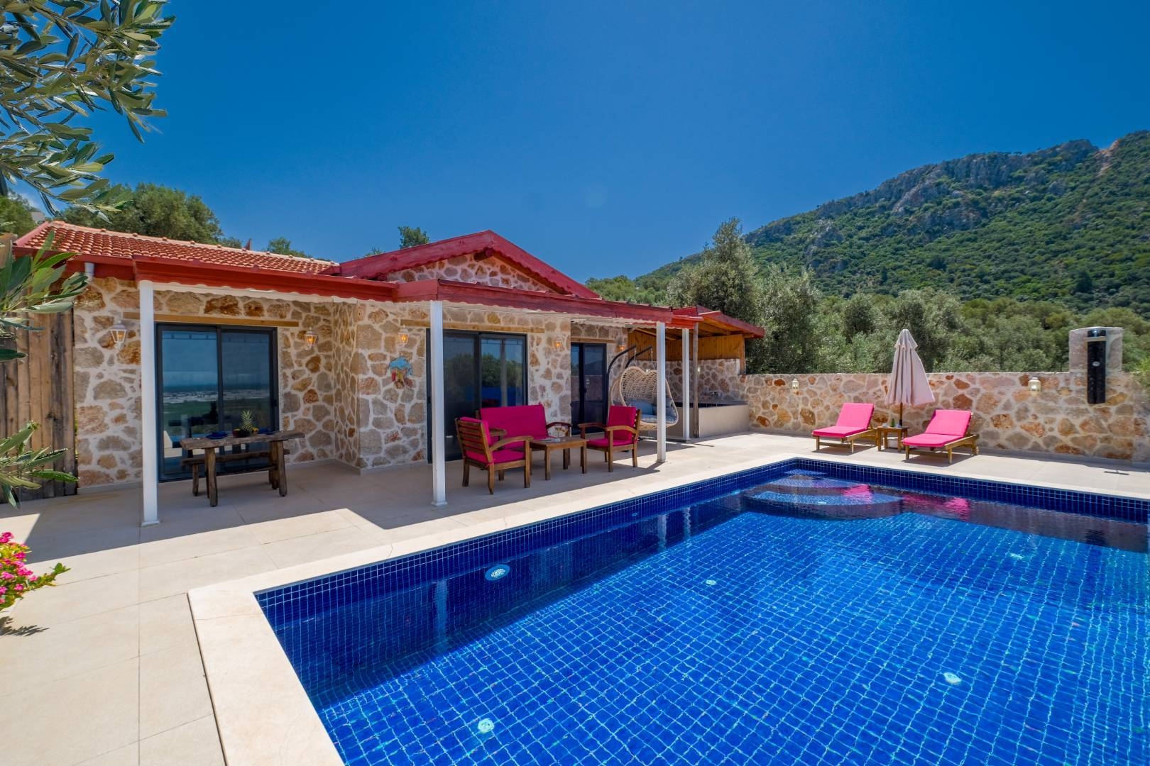 Kaş Üzümlü'de Balayı Çiftlerine Uygun, Özel Havuzlu, Romantik Villa