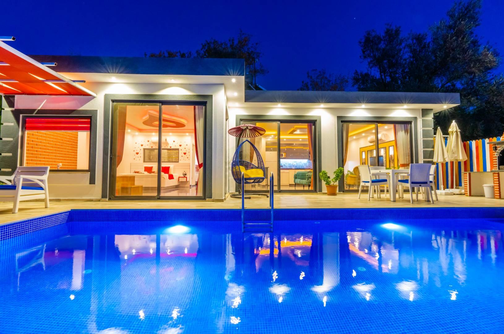 Kaş Üzümlü'de Balayı Çiftlerine Uygun, Özel Havuzlu, Konforlu Villa-40500