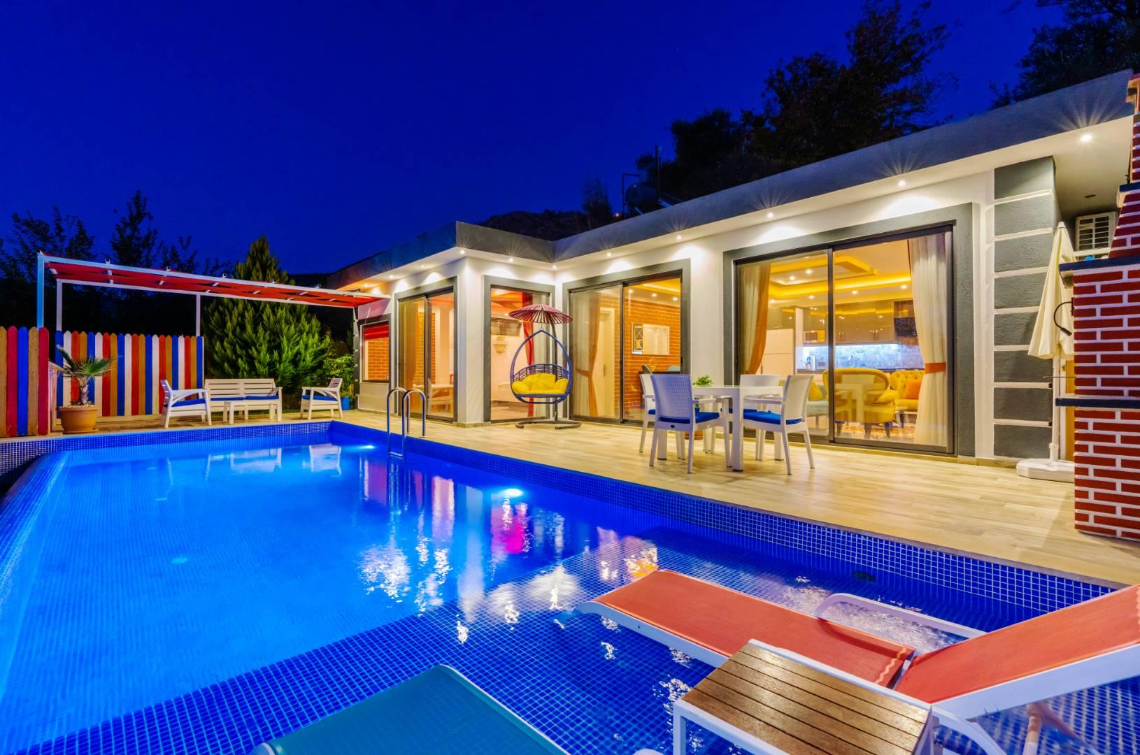 Kaş Üzümlü'de Balayı Çiftlerine Uygun, Özel Havuzlu, Konforlu Villa-40500