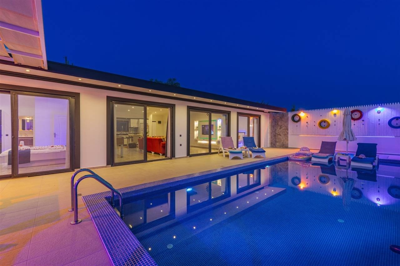 Kaş Üzümlü'de Çocuk Oyun Alanlı, Özel Havuzlu, Jakuzili Villa