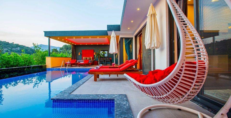 Kaş Üzümlü'de Doğa Manzaralı, Özel Havuzlu, Jakuzili Villa