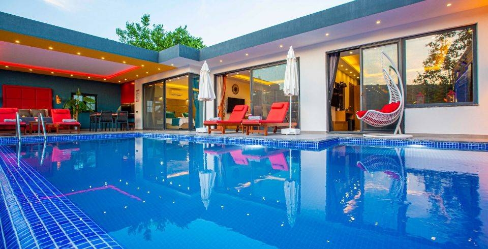 Kaş Üzümlü'de Doğa Manzaralı, Özel Havuzlu, Jakuzili Villa