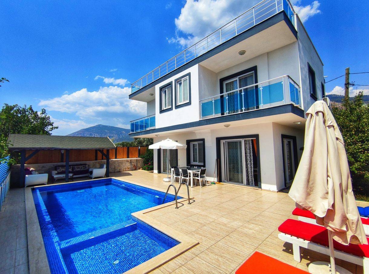 Kaş Üzümlü'de Geniş Ailelere Uygun, Özel Havuzlu, 6 Kişilik Villa