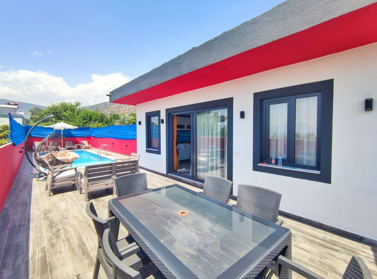 Kaş Üzümlü'de Minimalist Tasarımlı, Özel Havuzlu, Kiralık Villa