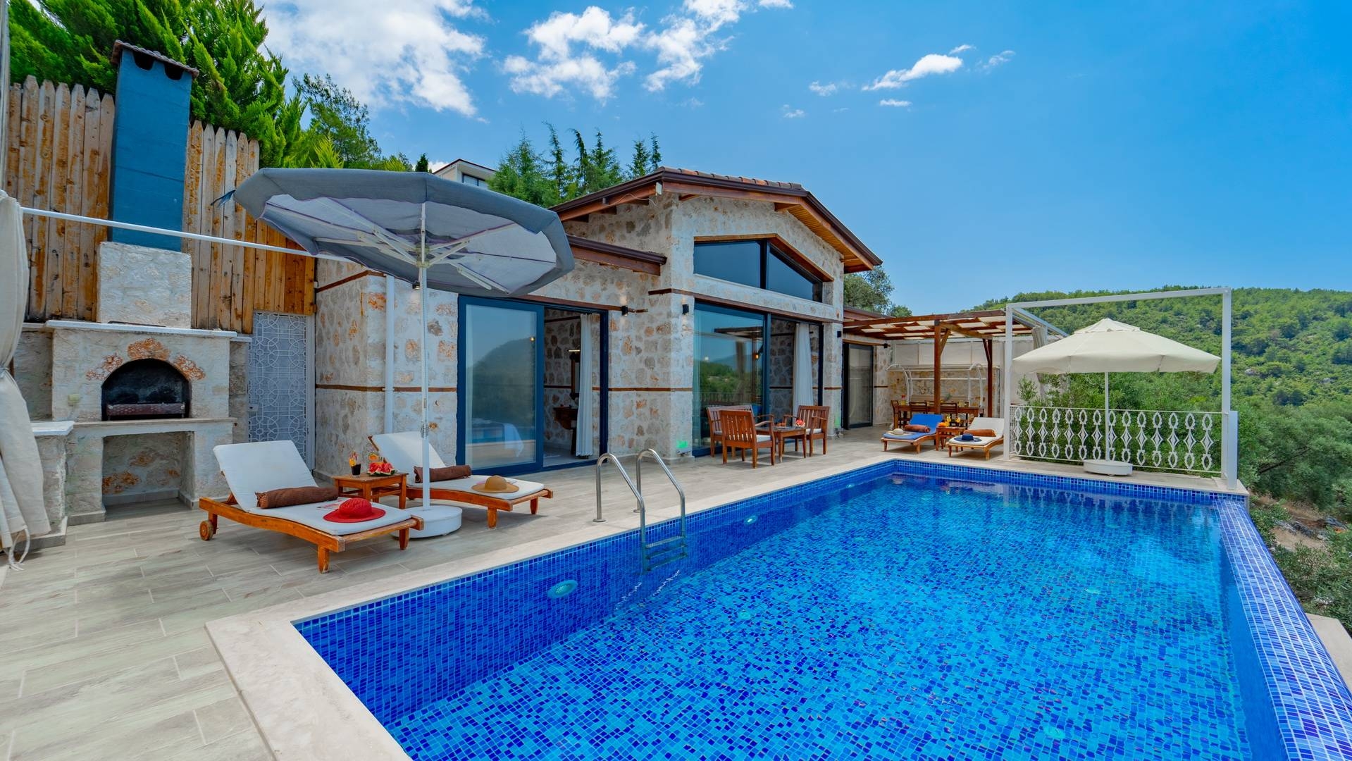 Kaş Üzümlü'de Muhteşem Doğa Manzaralı, Özel Havuzlu, Konforlu Villa