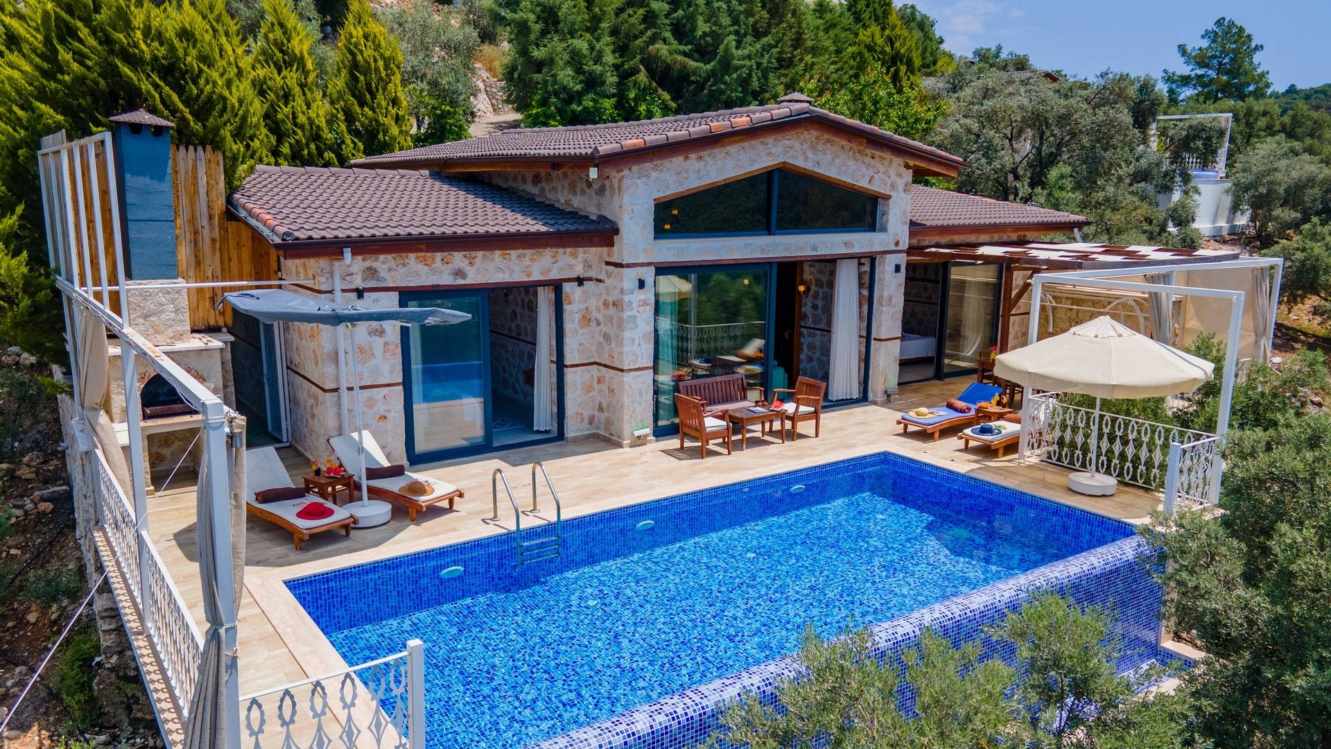 Kaş Üzümlü'de Muhteşem Doğa Manzaralı, Özel Havuzlu, Konforlu Villa