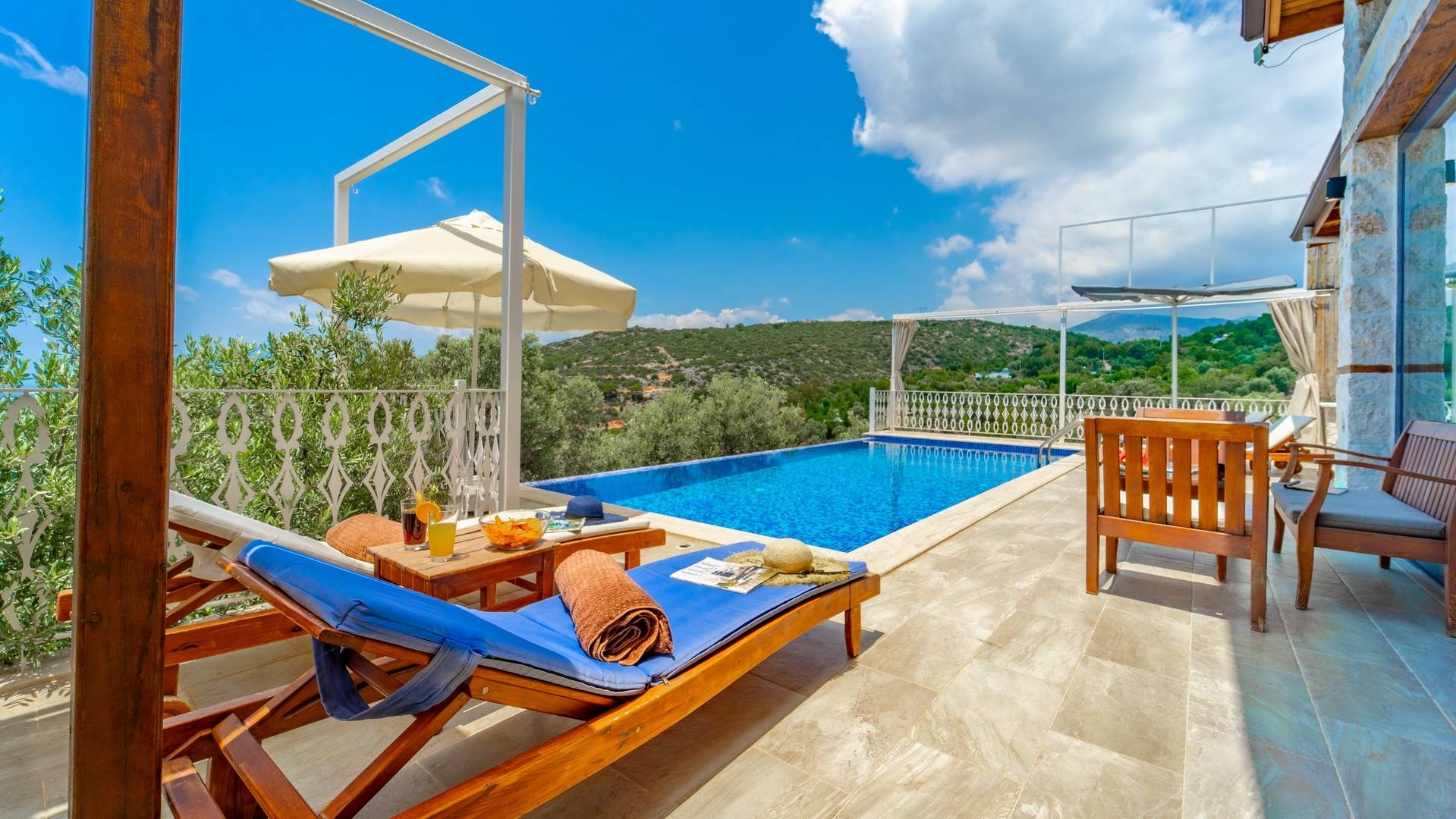 Kaş Üzümlü'de Muhteşem Doğa Manzaralı, Özel Havuzlu, Konforlu Villa