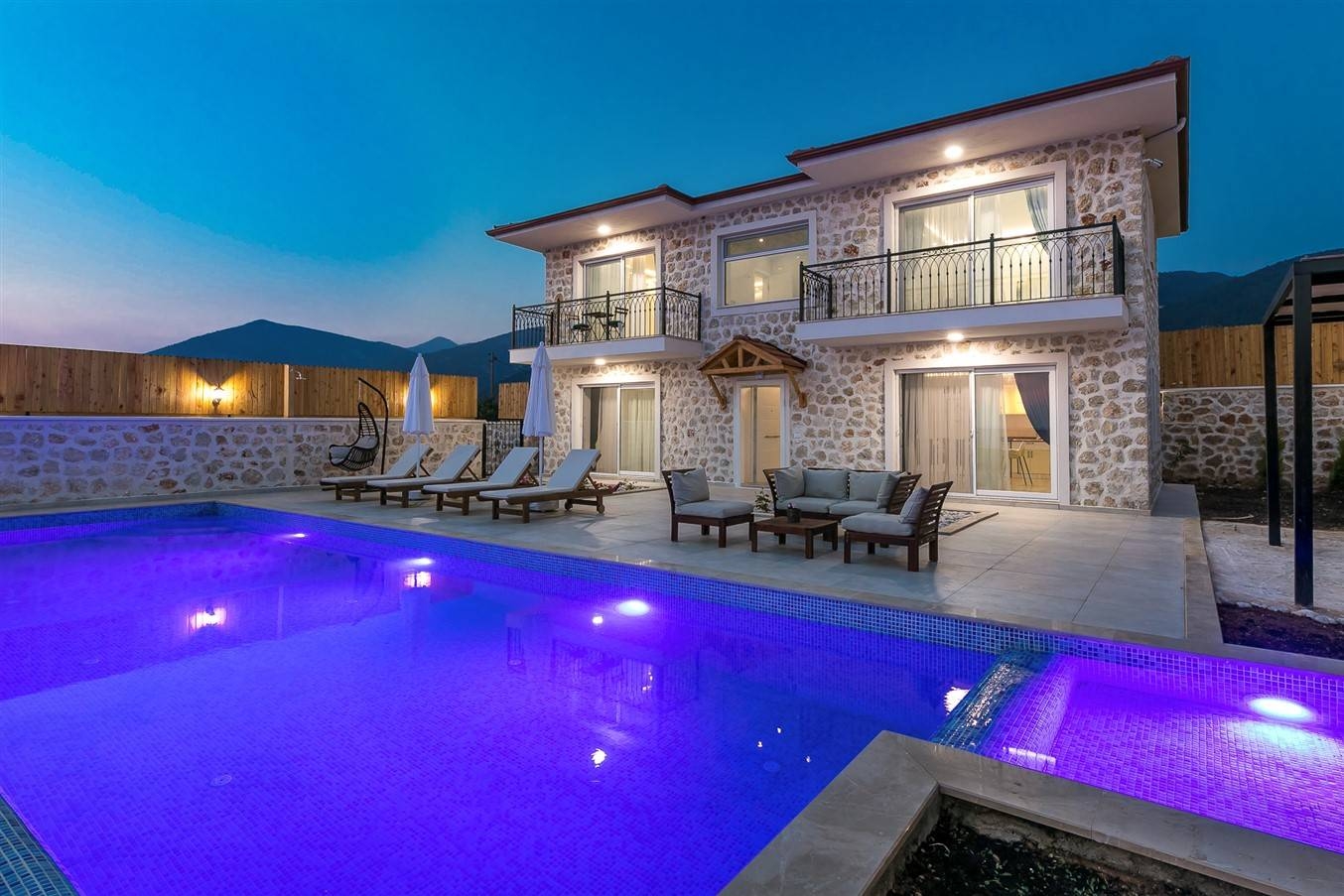 Kaş Üzümlü'de Muhteşem Doğa Manzaralı, Özel Havuzlu, Taş Villa