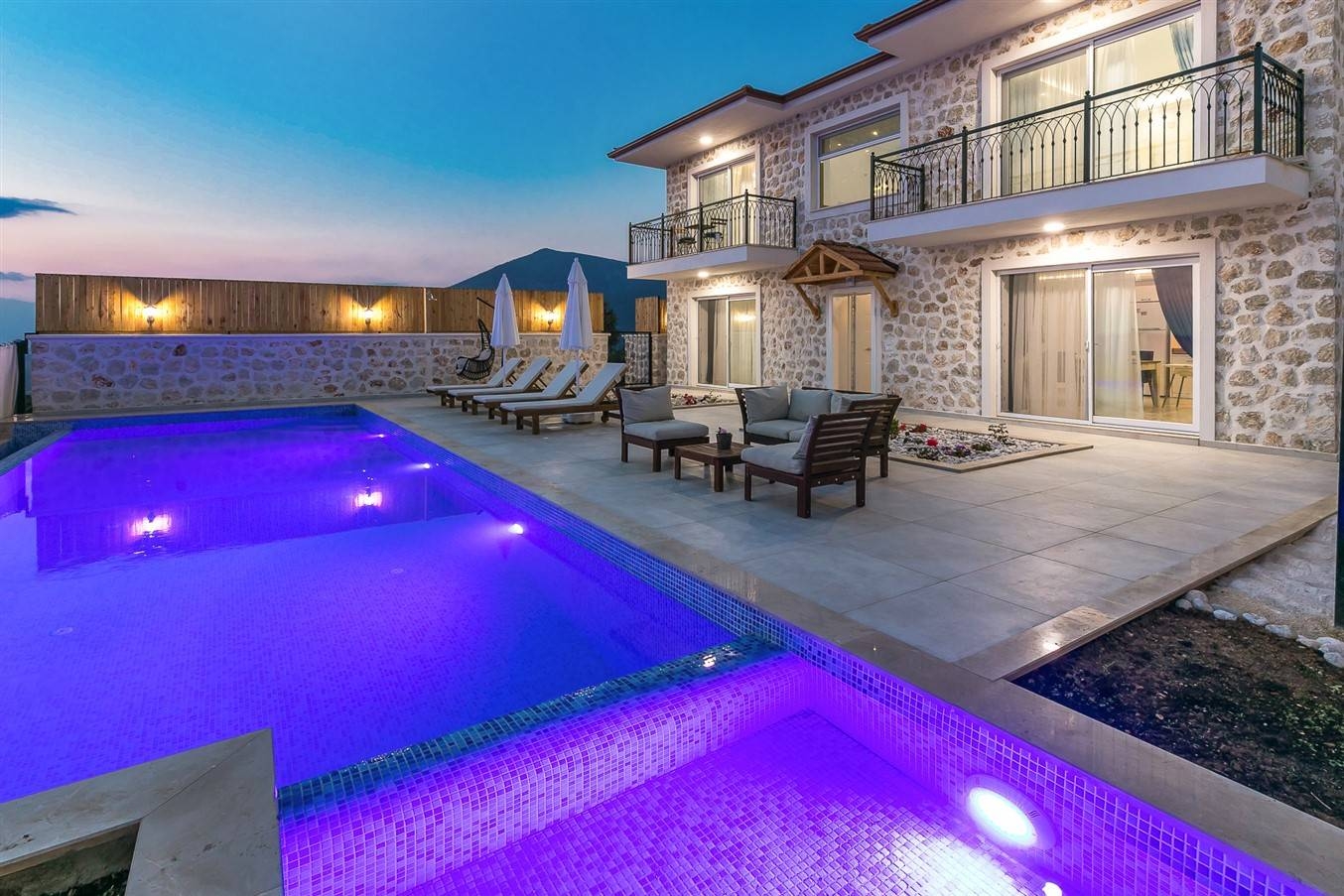 Kaş Üzümlü'de Muhteşem Doğa Manzaralı, Özel Havuzlu, Taş Villa