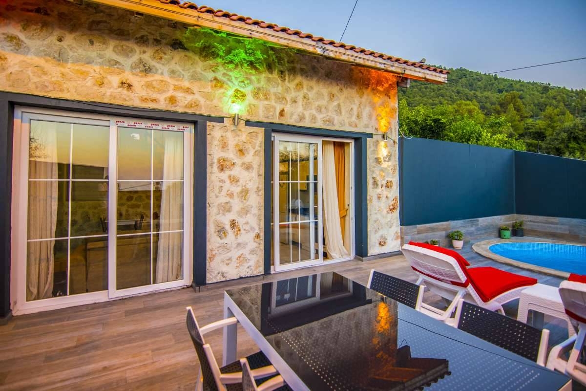Kaş Üzümlü'de Muhteşem Doğada, Özel Havuzlu, Balayı Villası