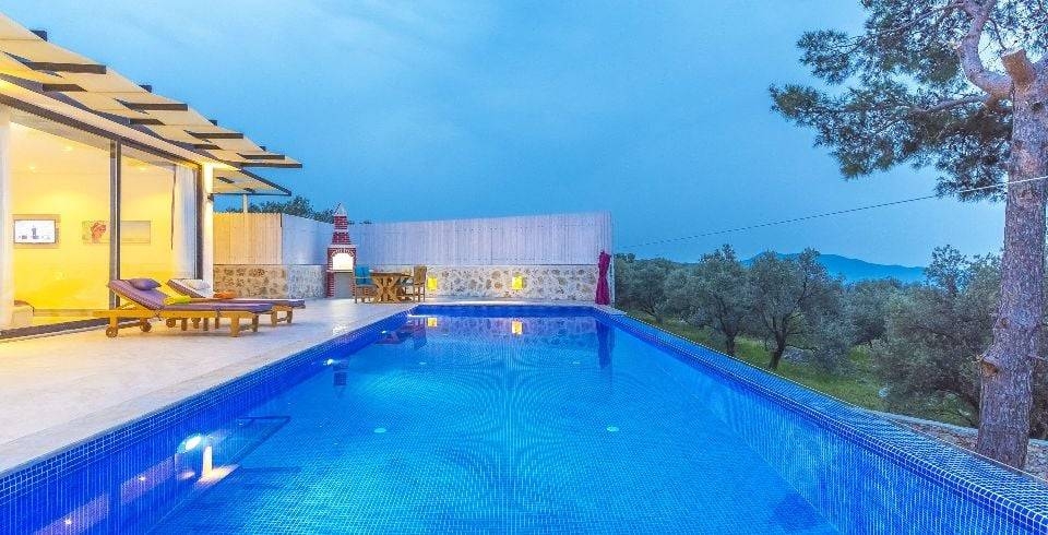 Kaş Üzümlü'de Nezih Konumda, Özel Havuzlu, Kiralık Balayı Villası