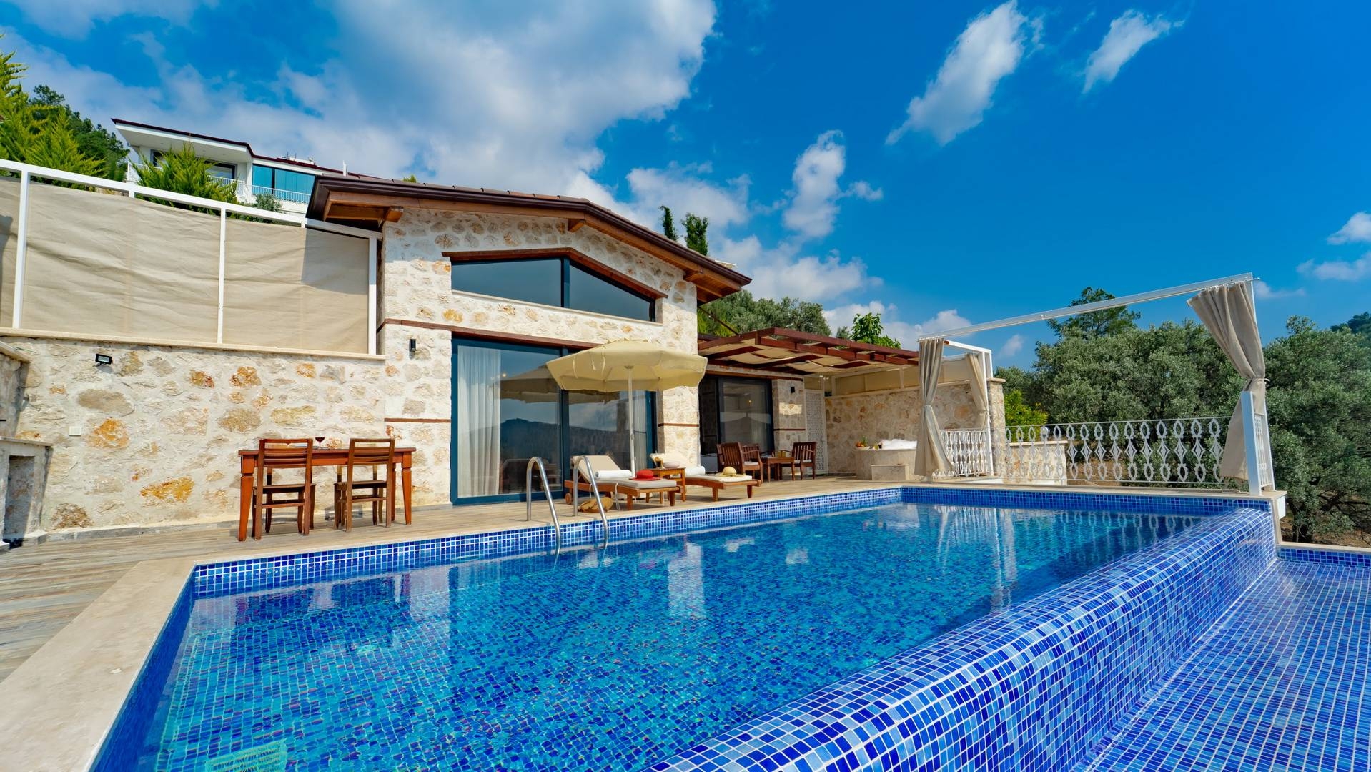 Kaş Üzümlü'de Panoramik Doğa Manzaralı, Özel Havuzlu, Konforlu Villa