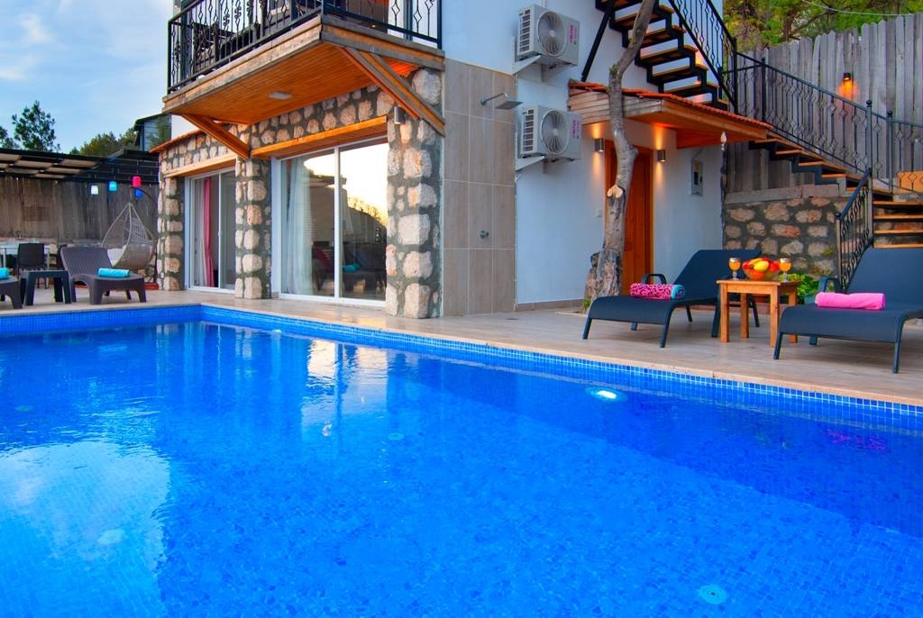 Kaş Üzümlü'de Sessiz Konumda, Özel Havuzlu, 4 Kişilik, Konforlu Villa