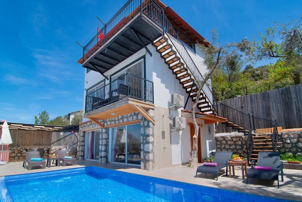 Kaş Üzümlü'de Sessiz Konumda, Özel Havuzlu, 4 Kişilik, Konforlu Villa