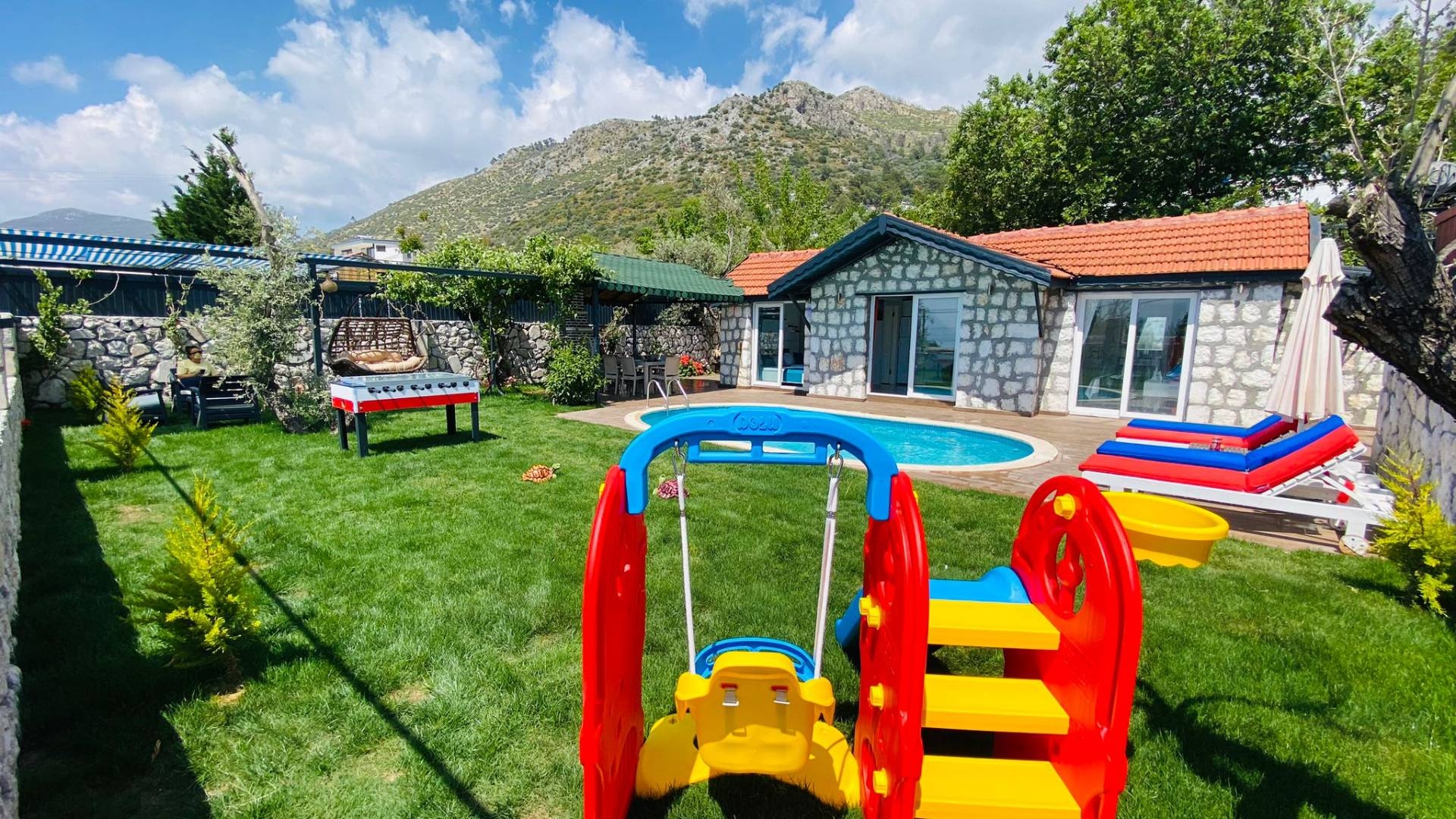 Kaş Üzümlü'de Taş Mimarili, Özel Havuzlu, Çocuk Oyun Alanlı Villa