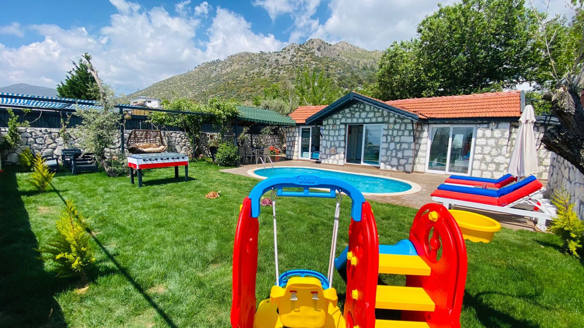 Kaş Üzümlü'de Taş Mimarili, Özel Havuzlu, Çocuk Oyun Alanlı Villa