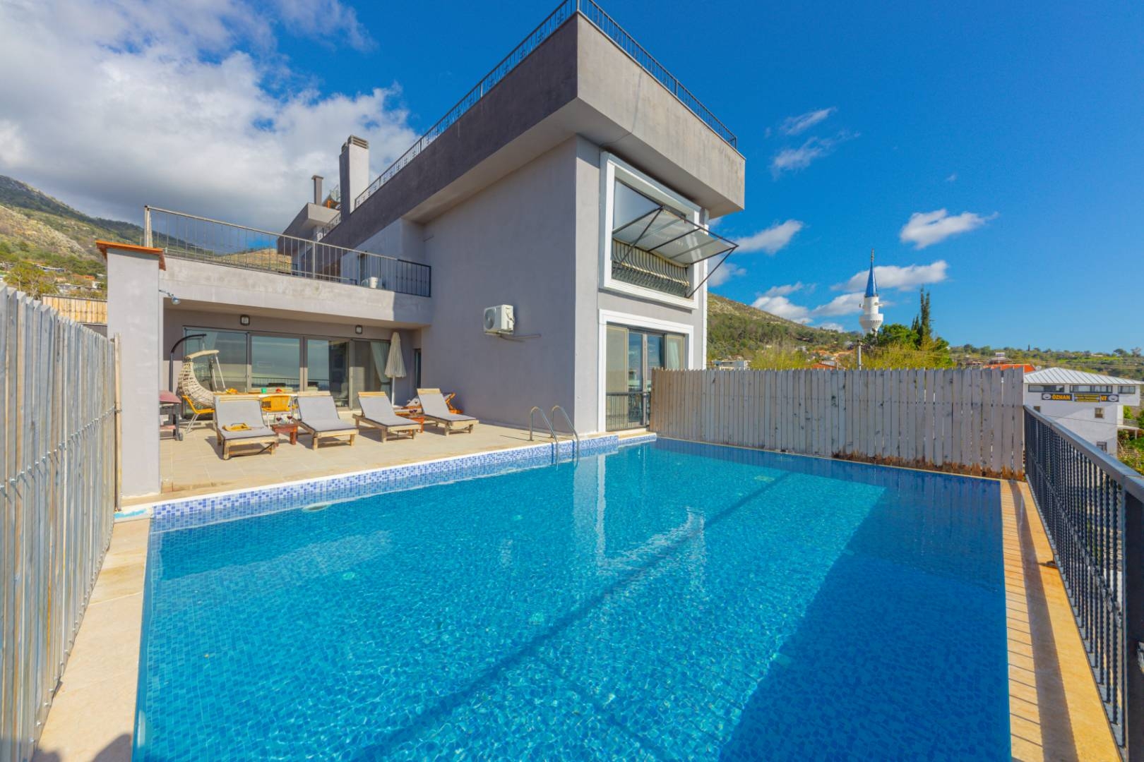 Kaş Üzümlü'de Yemyeşil Doğa Manzaralı, Özel Havuzlu, Modern Villa